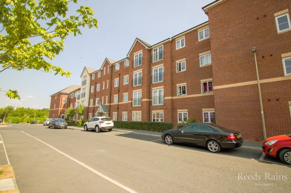 Flat Robinson Road in Ellesmere Port