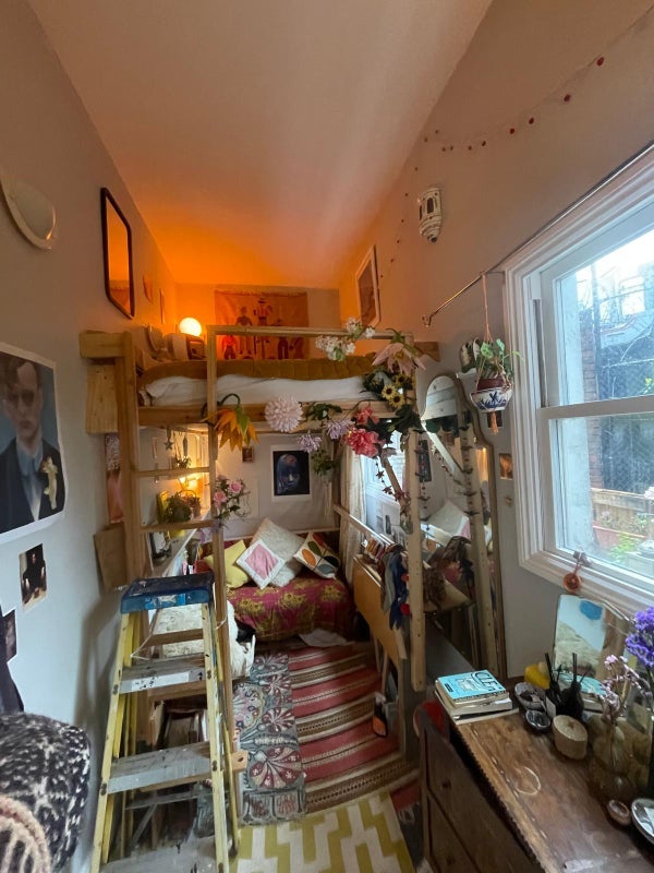 Room 1st Avenue in Greater London