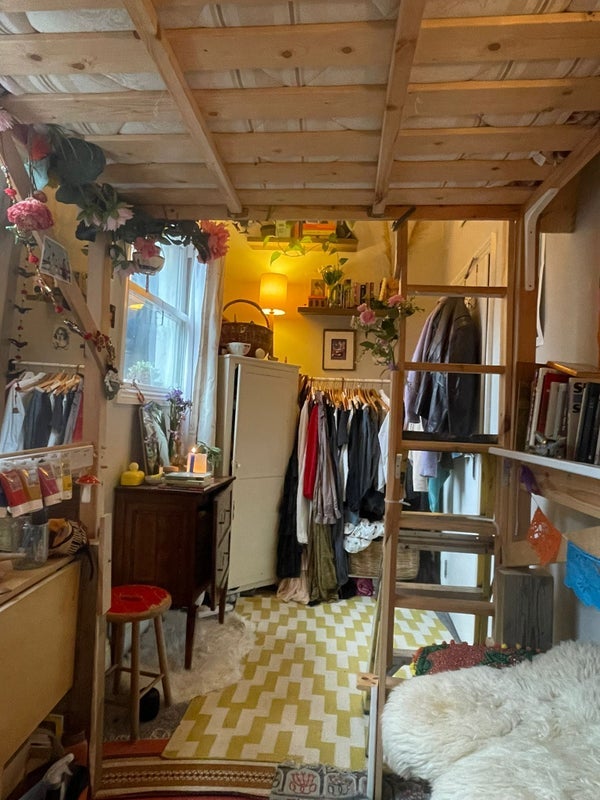 Room 1st Avenue in Greater London