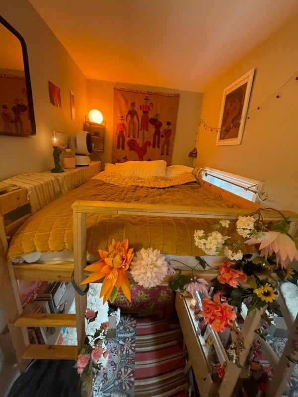 Room 1st Avenue in Greater London