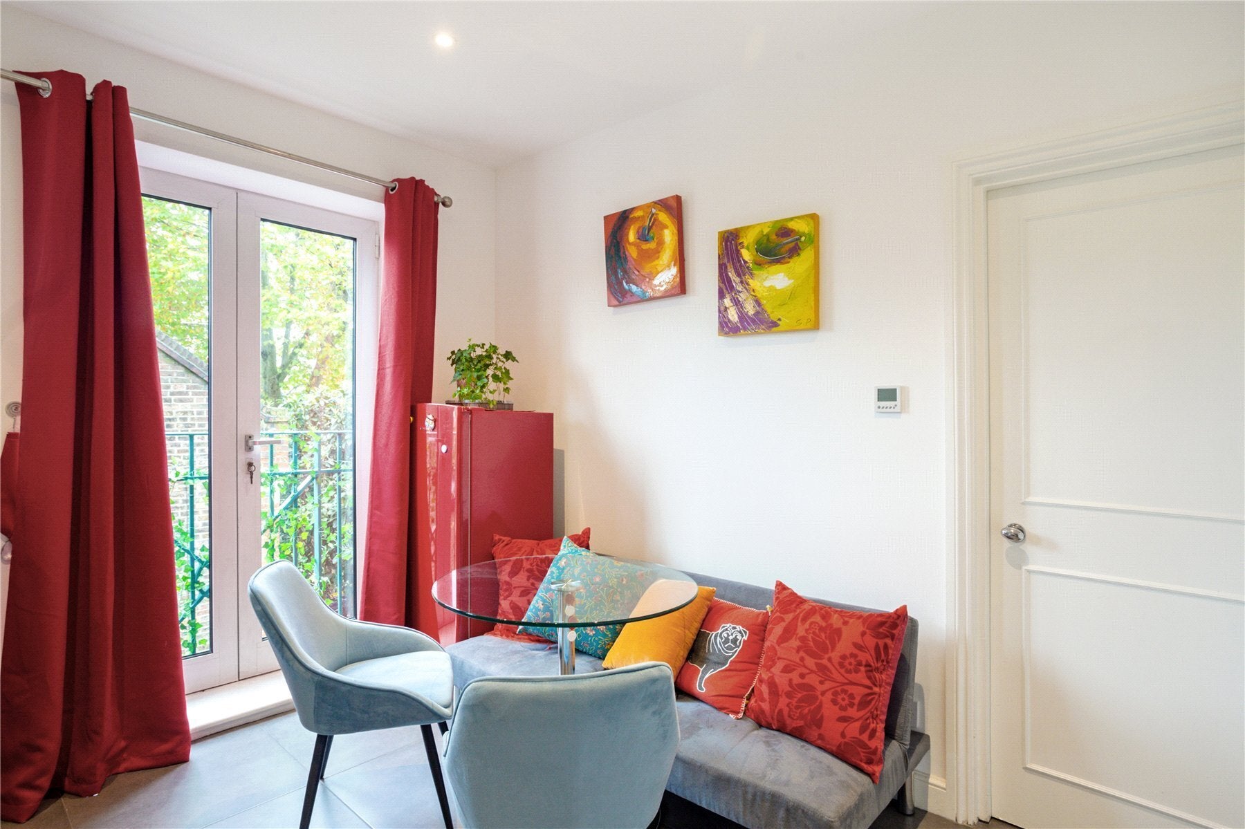 Flat Silver Crescent in Greater London