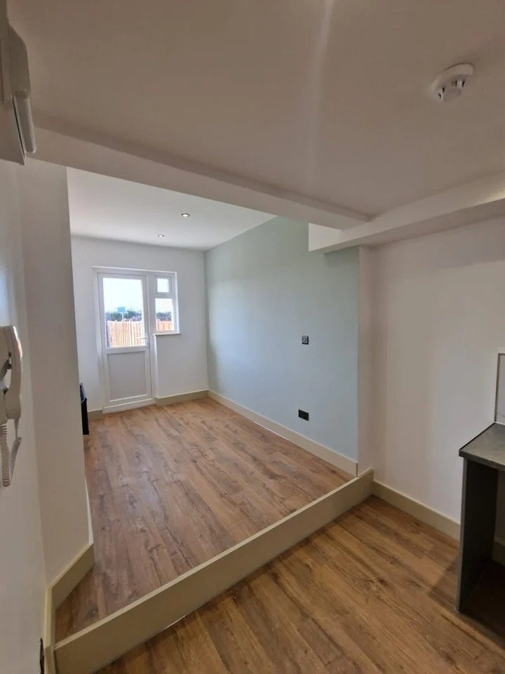 Flat Wingfield Way in Greater London