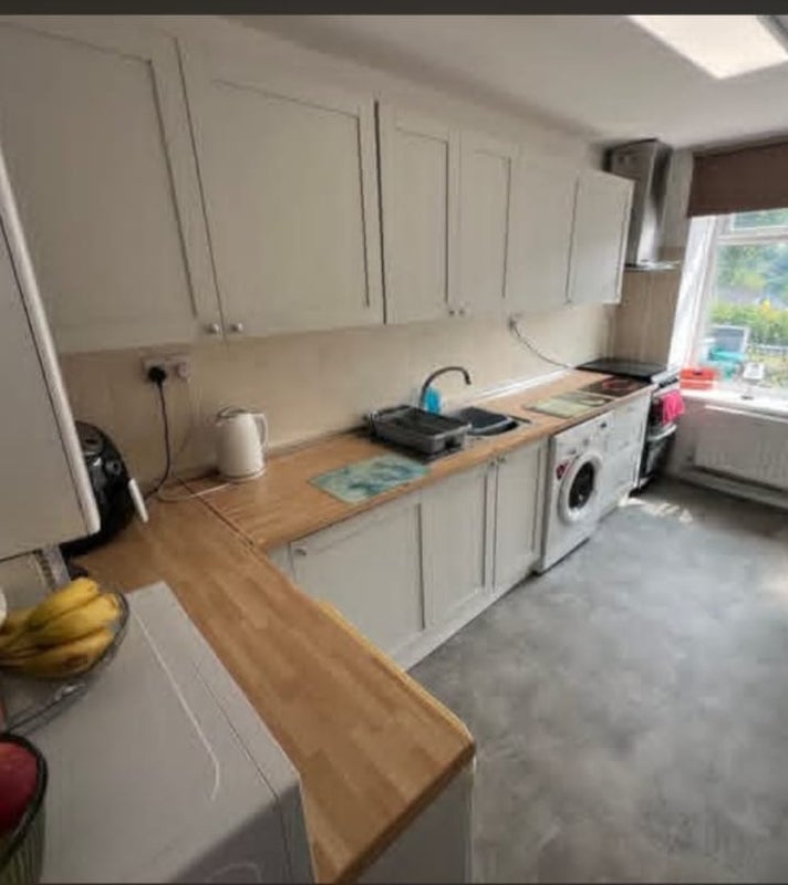 Room East Road in Tylorstown