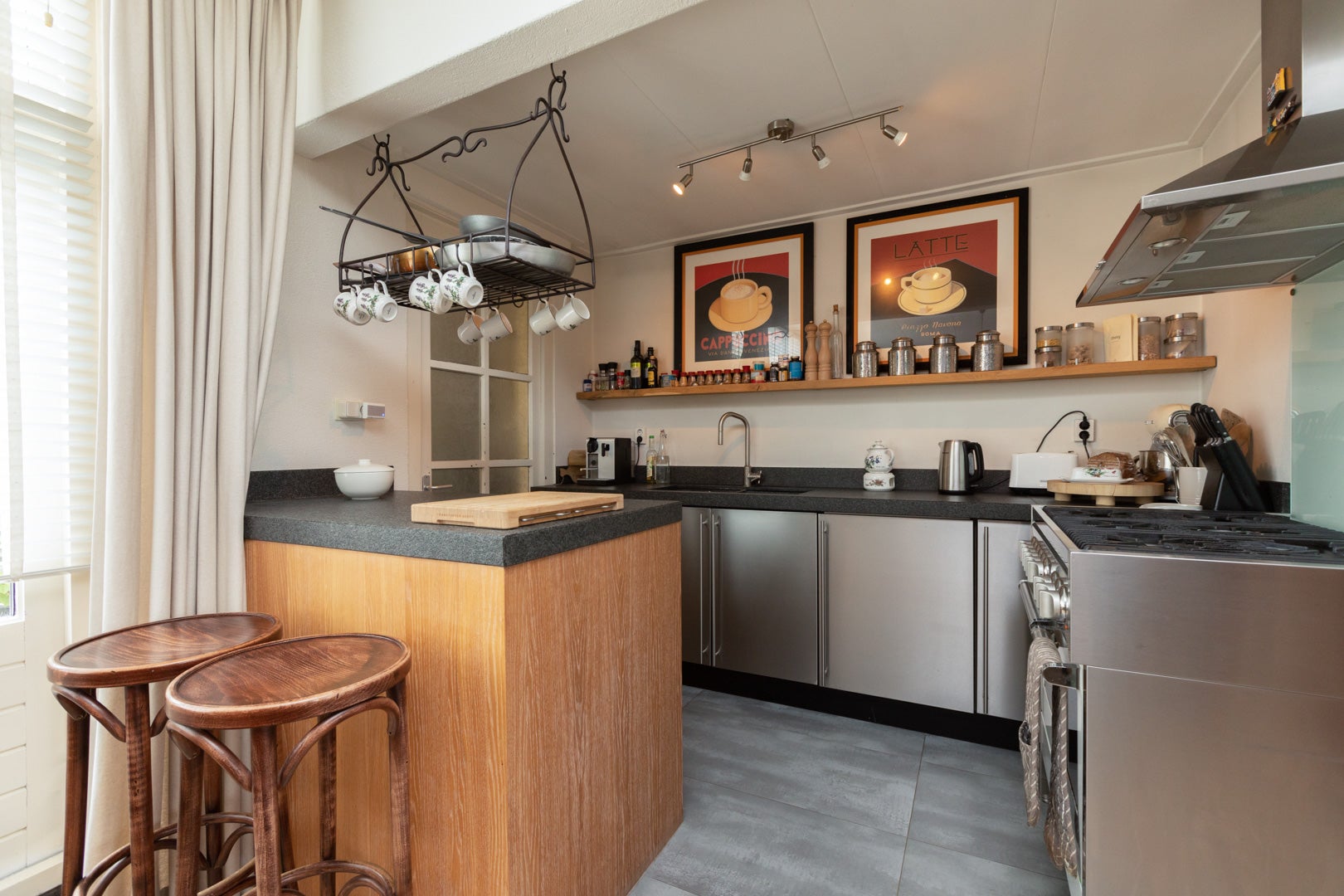 Tussenwoning te koop: Schoolstraat 17, Sneek