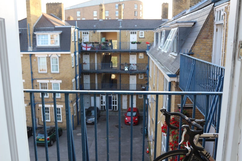 Room Parmiter Street in Greater London