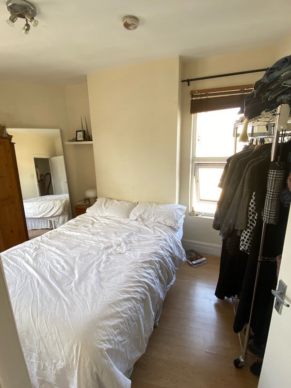Room Woodlawn Road in Greater London