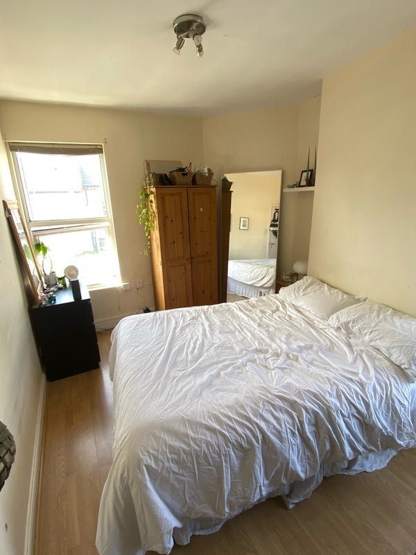 Room Woodlawn Road in Greater London