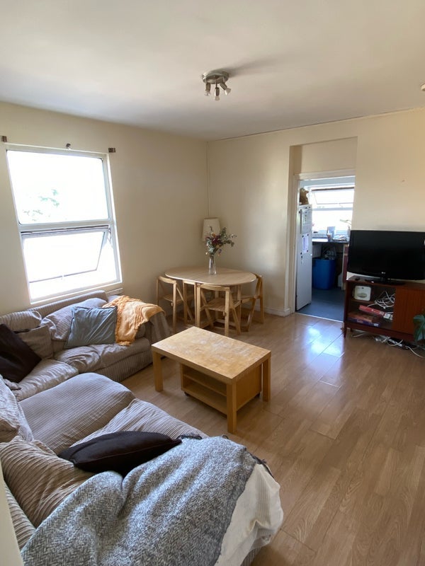 Room Woodlawn Road in Greater London