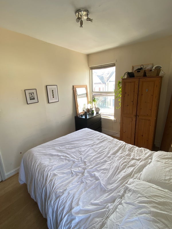 Room Woodlawn Road in Greater London
