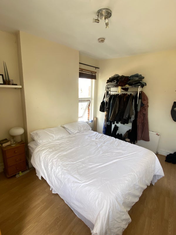 Room Woodlawn Road in Greater London