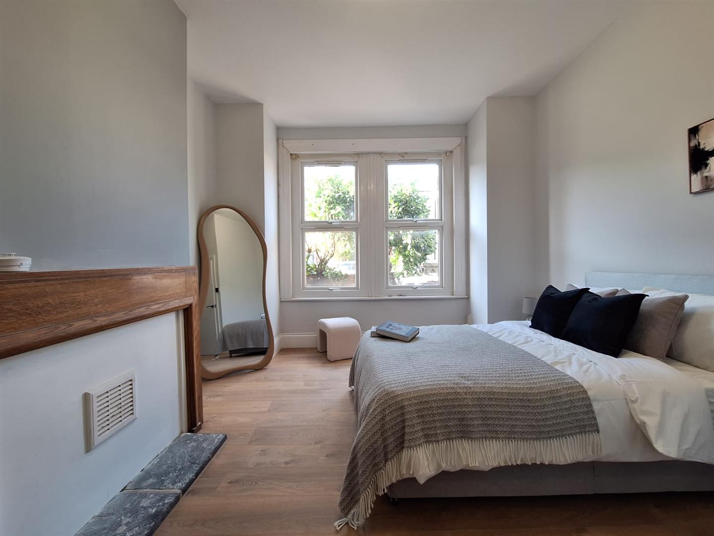 Flat Werndee Road in Greater London