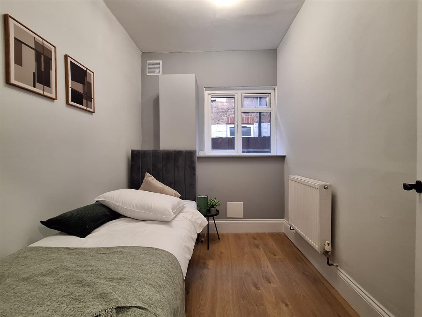 Flat Werndee Road in Greater London