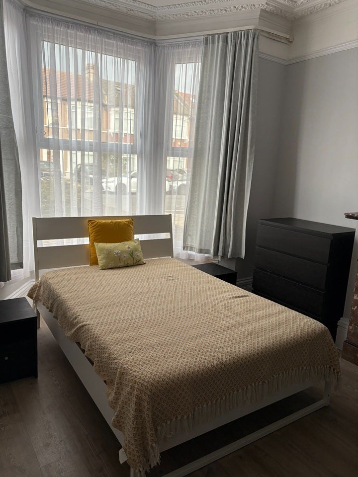Room Kingswood Road in Greater London