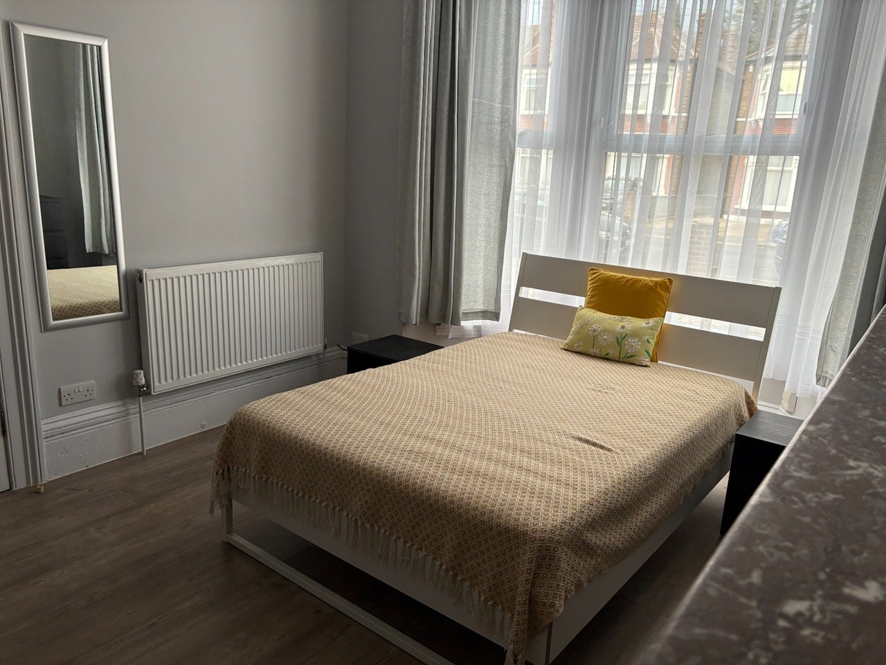 Room Kingswood Road in Greater London