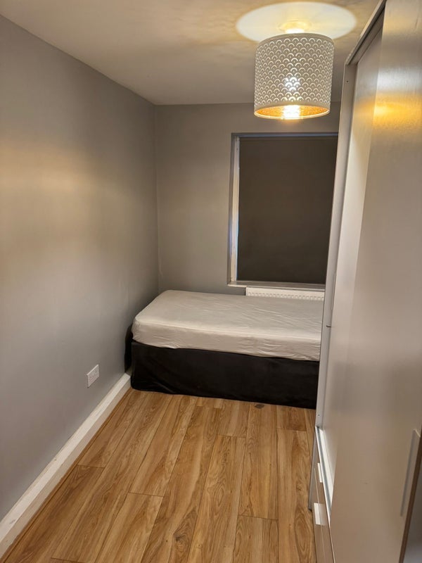 Room Wellesley Road in Greater London