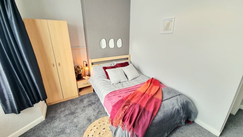 Room Barton Road in Farnworth