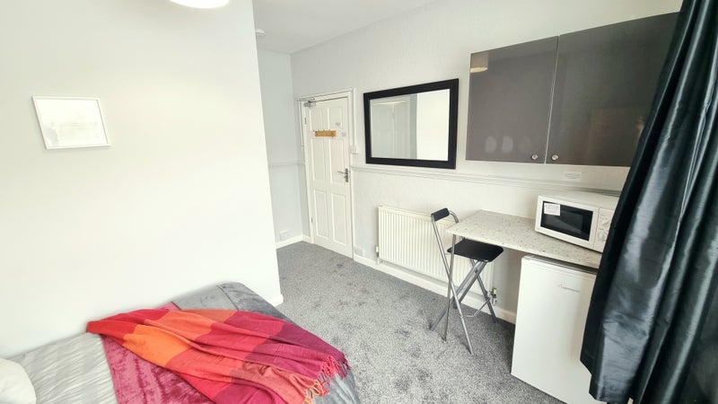 Room Barton Road in Farnworth
