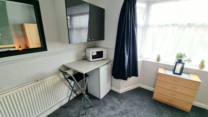 Room Barton Road in Farnworth