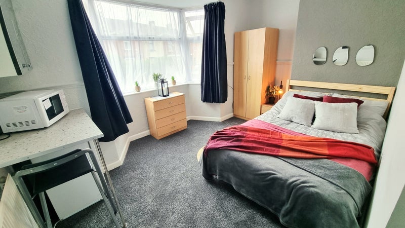Room Barton Road in Farnworth
