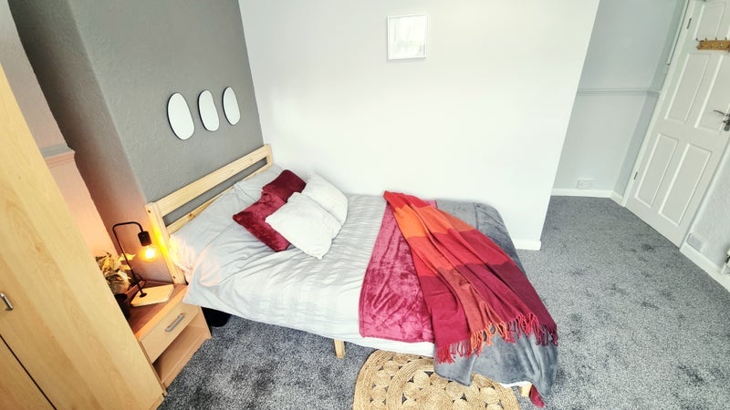 Room Barton Road in Farnworth
