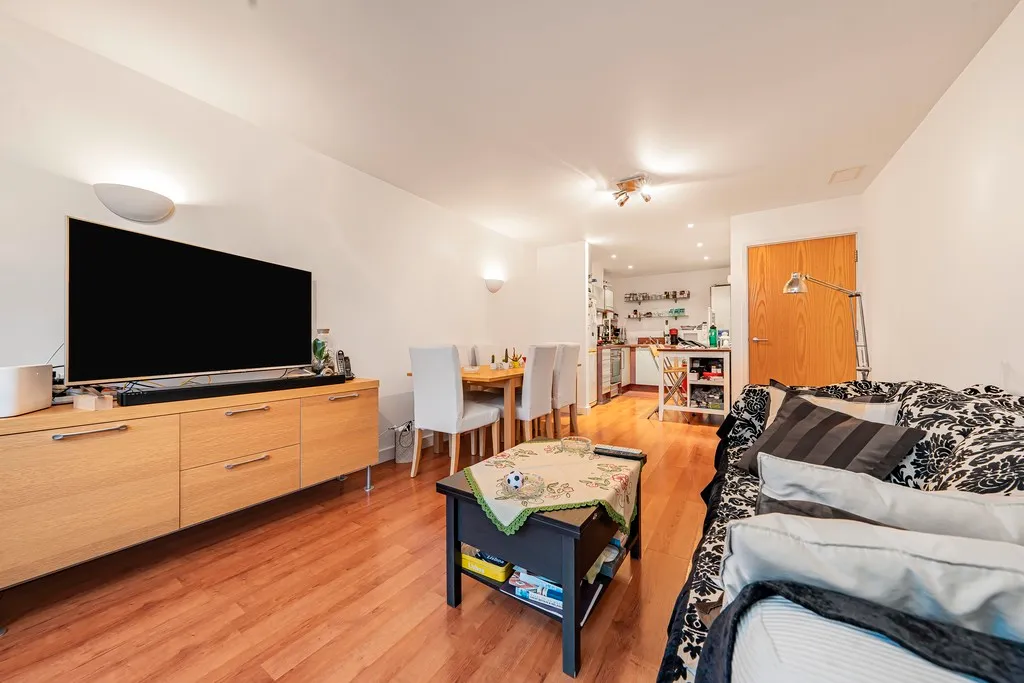 Flat Harefield Road in Greater London