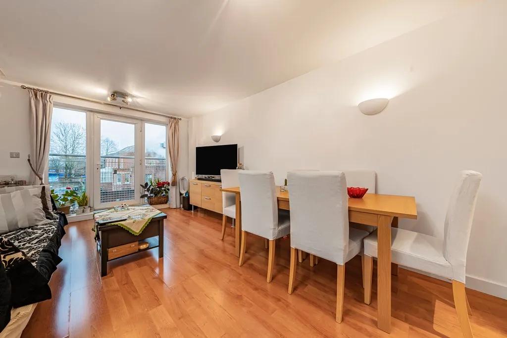 Flat Harefield Road in Greater London