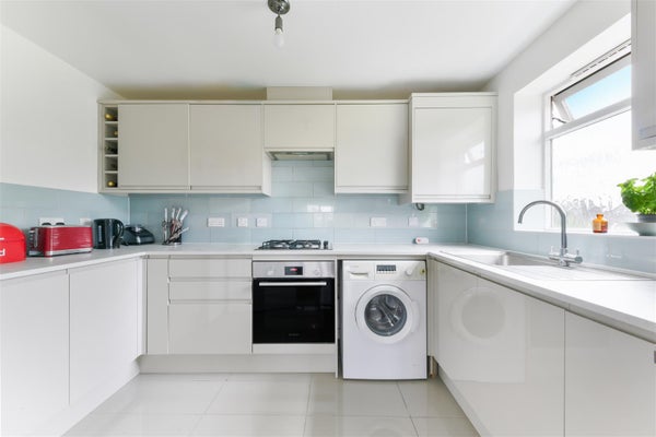 Flat Kenley Road in London