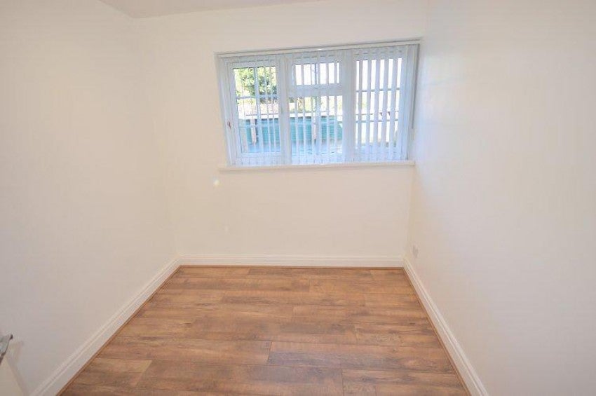 Flat Pinewood Court in Trafford