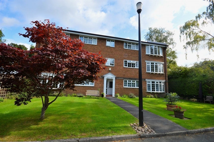 Flat Pinewood Court in Trafford