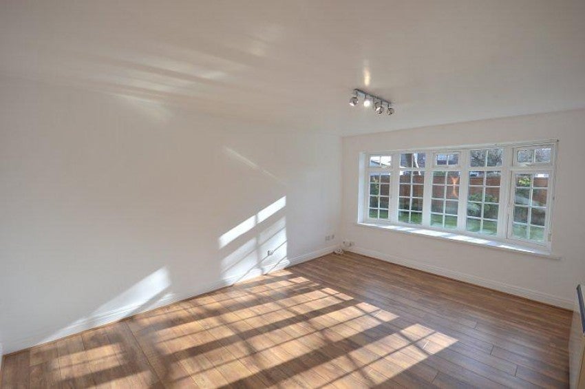 Flat Pinewood Court in Trafford