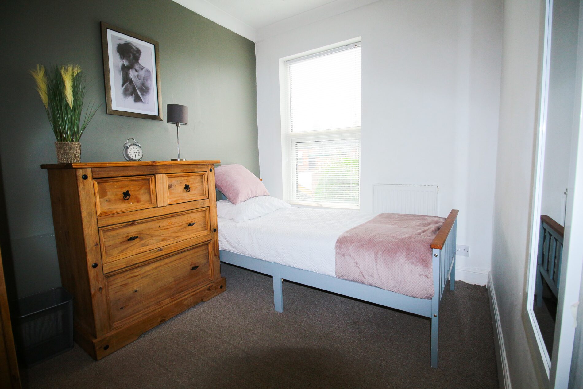 Room Hood Street in Lincoln