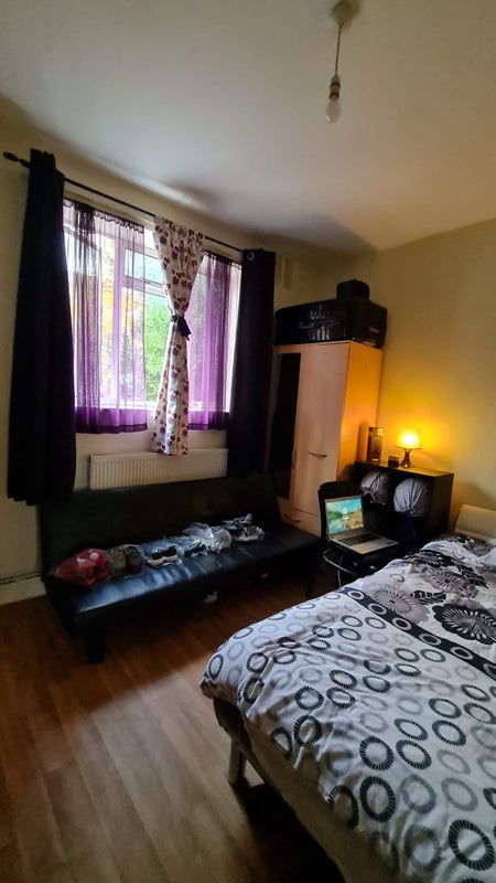 Room Clarendon Road in Greater London