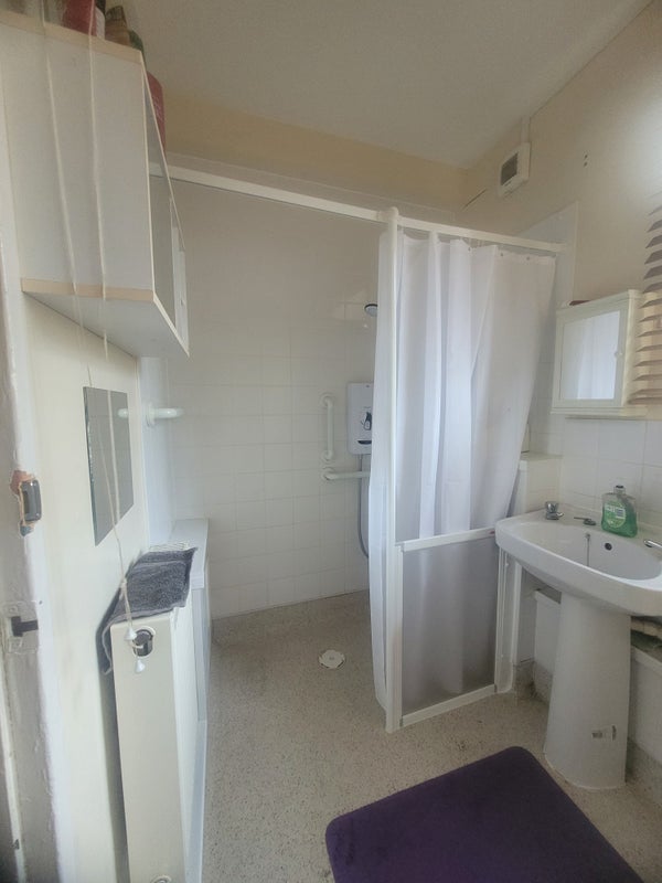 Room Clarendon Road in Greater London