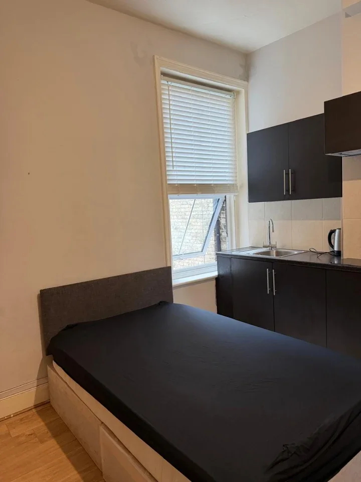 Flat Finchley Road in Greater London