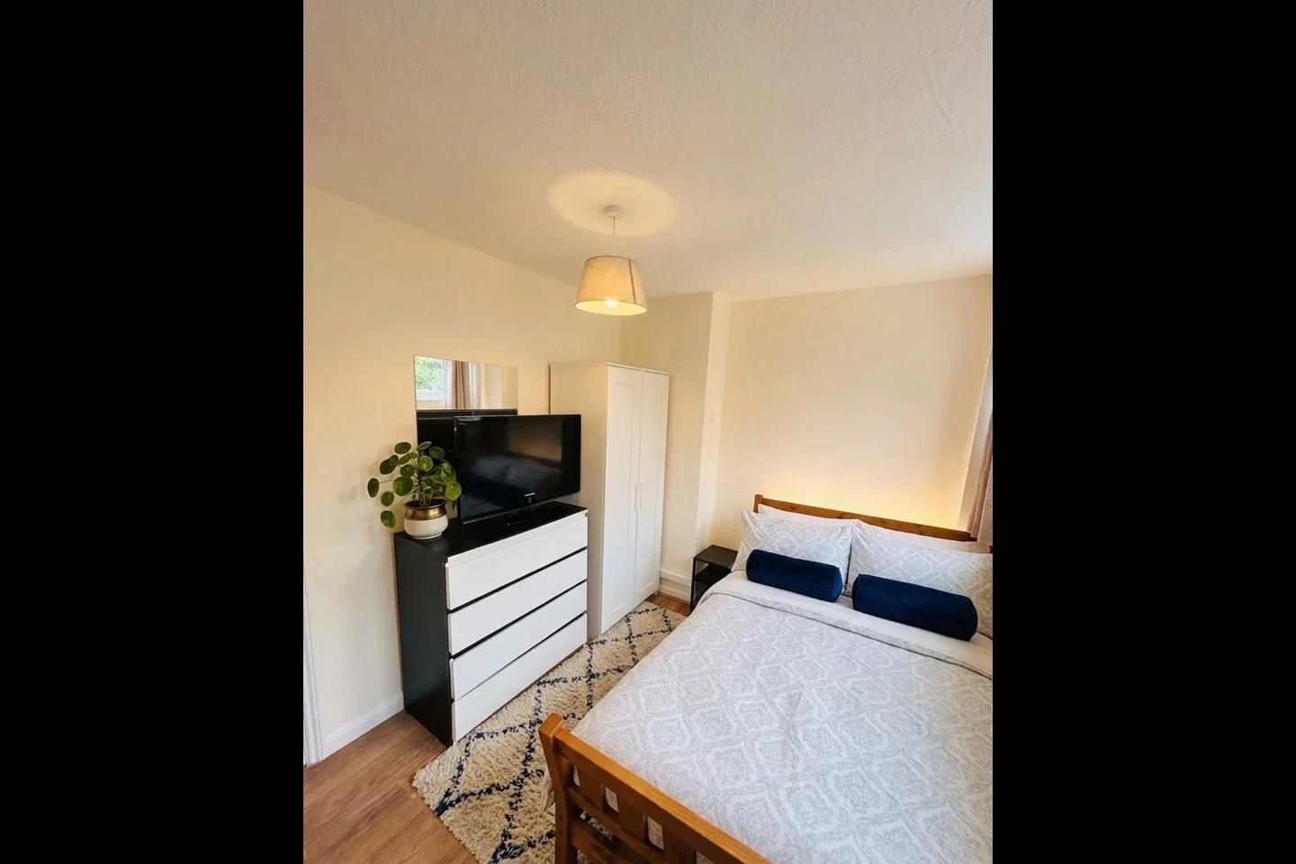 Room Thomas Baines Road in Greater London