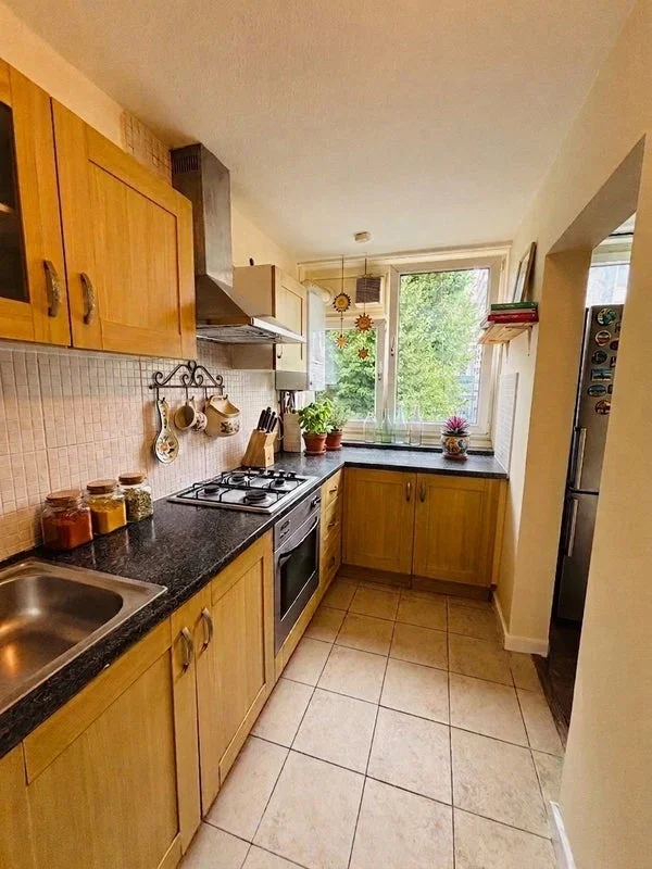 Room Thomas Baines Road in Greater London