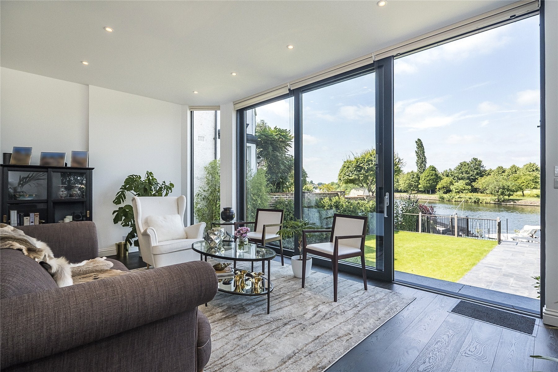 House Queen's Drive in Elmbridge