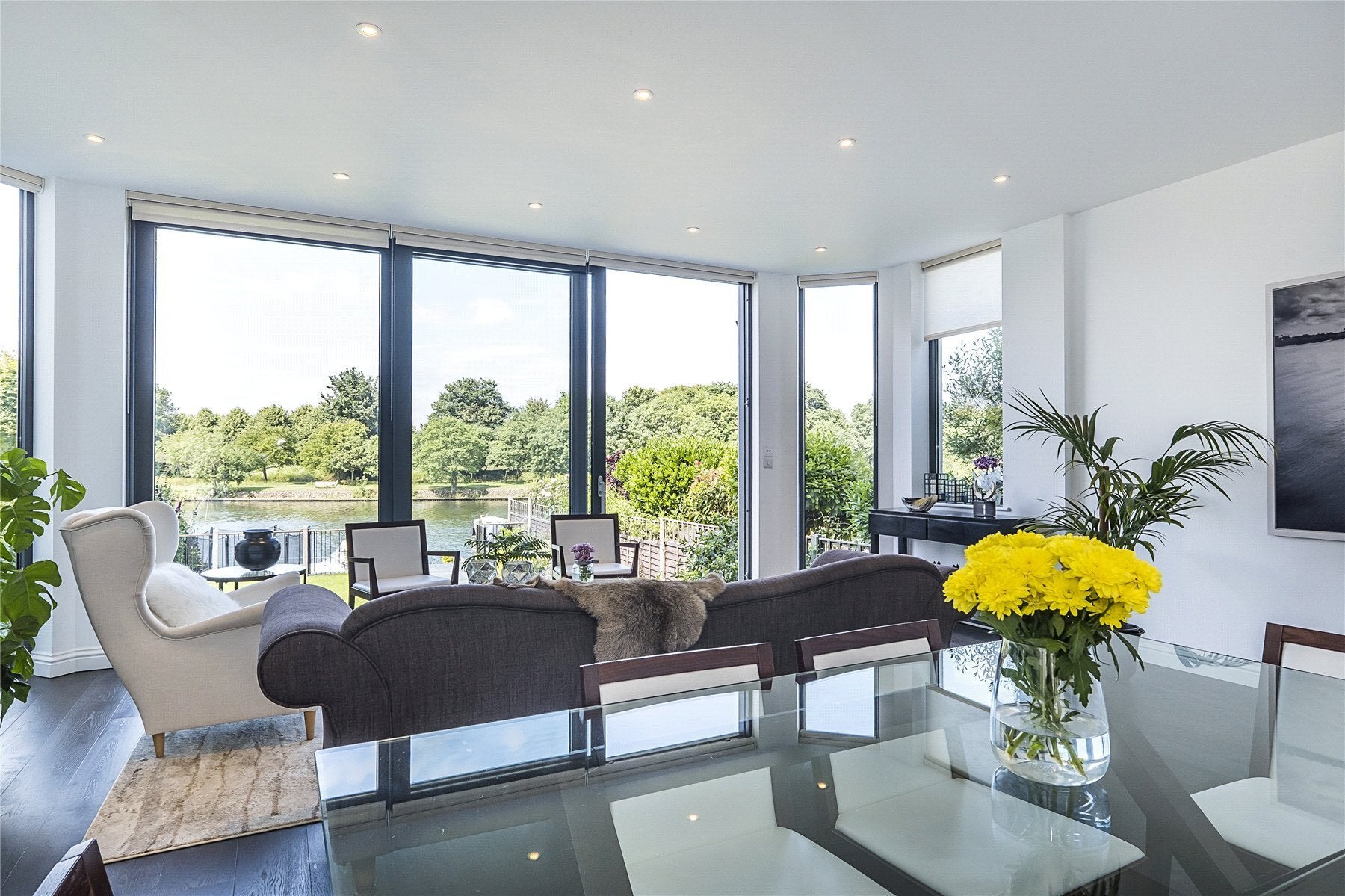 House Queen's Drive in Elmbridge