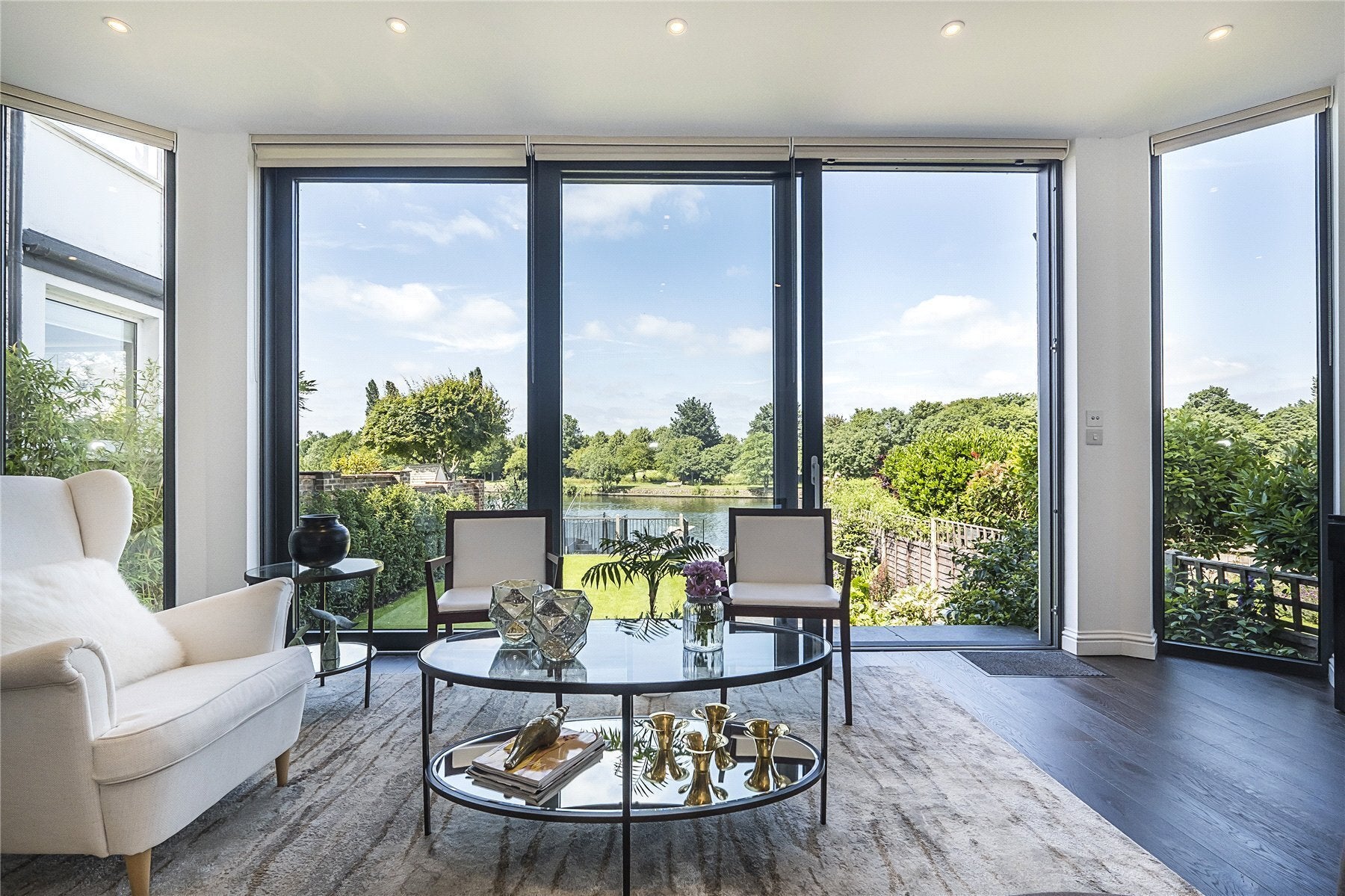 House Queen's Drive in Elmbridge