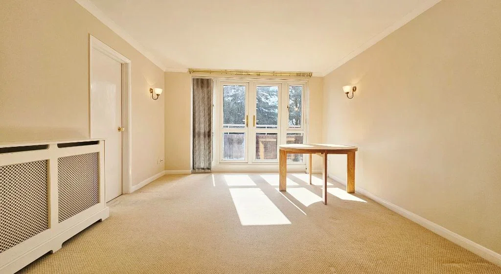 Flat Woodlea Grove in Greater London