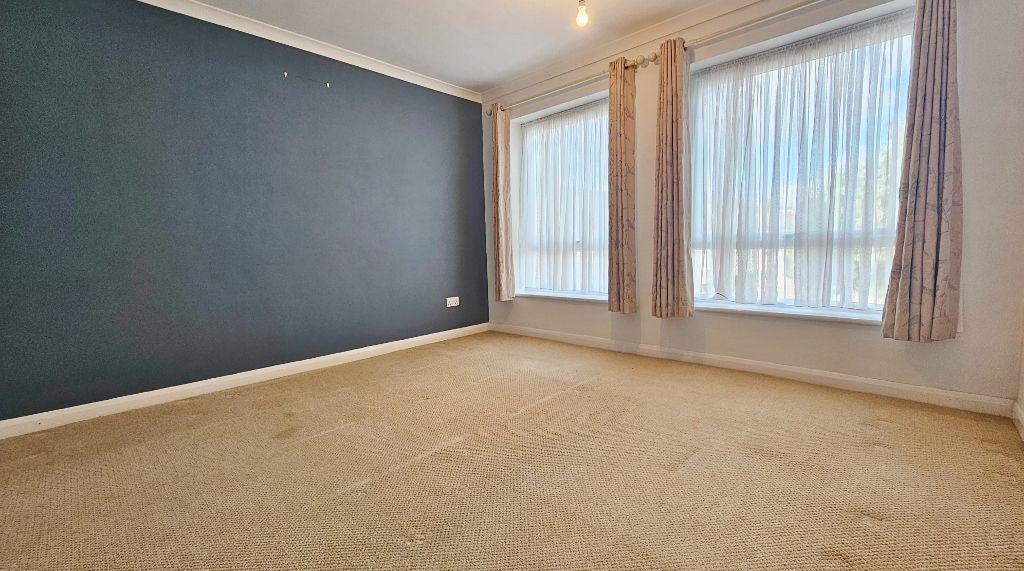 Flat Woodlea Grove in Greater London