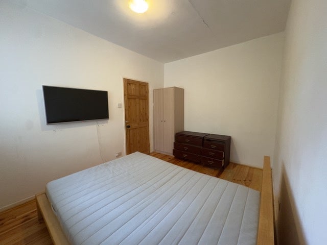 Room Frensham Drive in Greater London