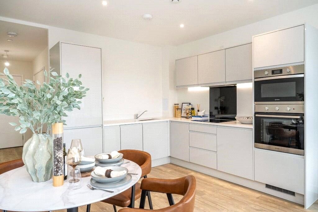 Flat Elmsleigh Road in Borough of Spelthorne
