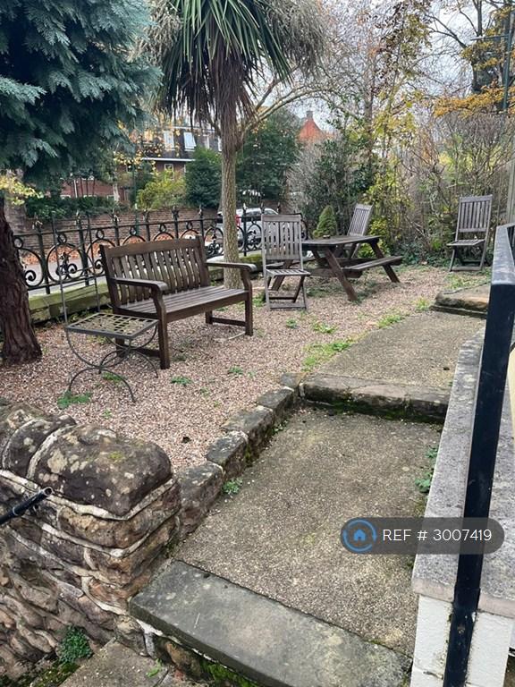 Flat Mapperley Road in Nottingham