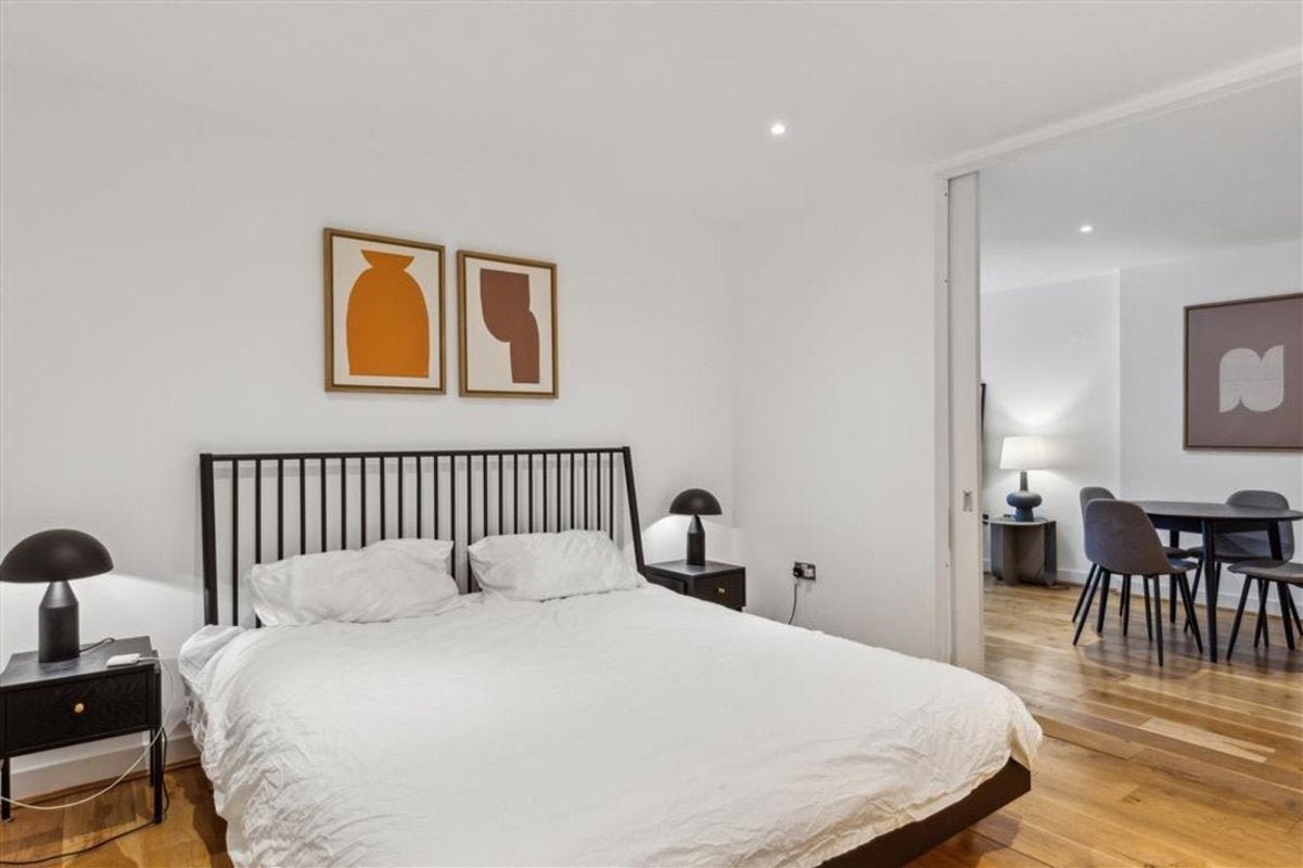 Flat Drysdale Street in Greater London