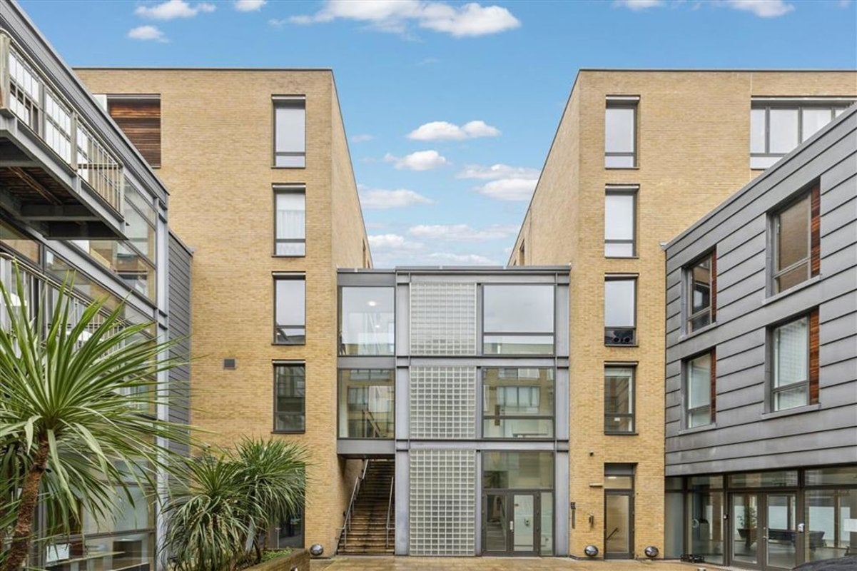 Flat Drysdale Street in Greater London
