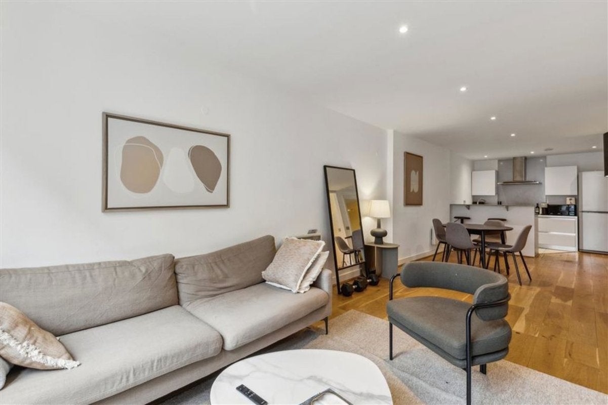 Flat Drysdale Street in Greater London