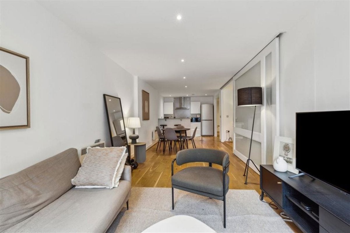 Flat Drysdale Street in Greater London