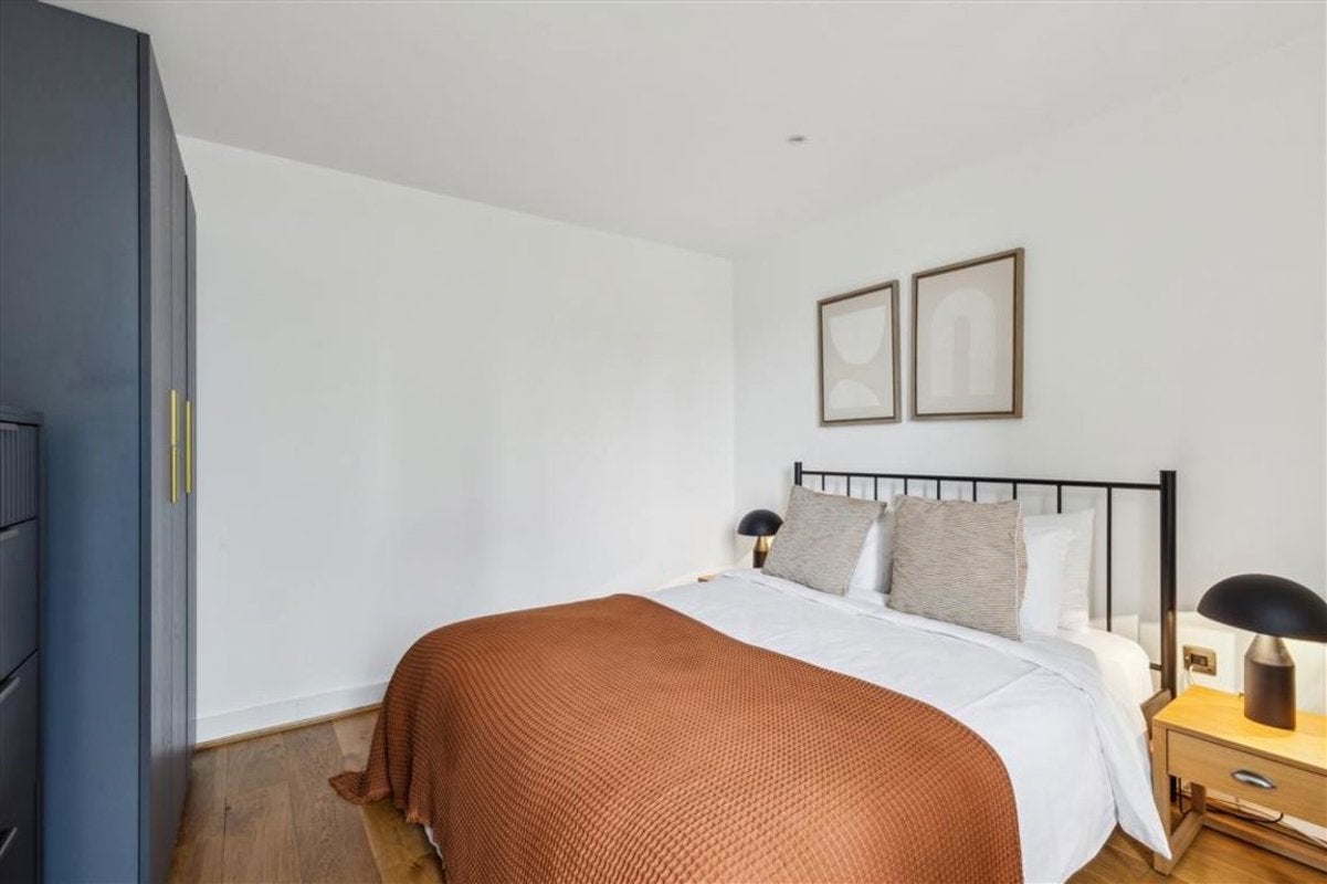 Flat Drysdale Street in Greater London