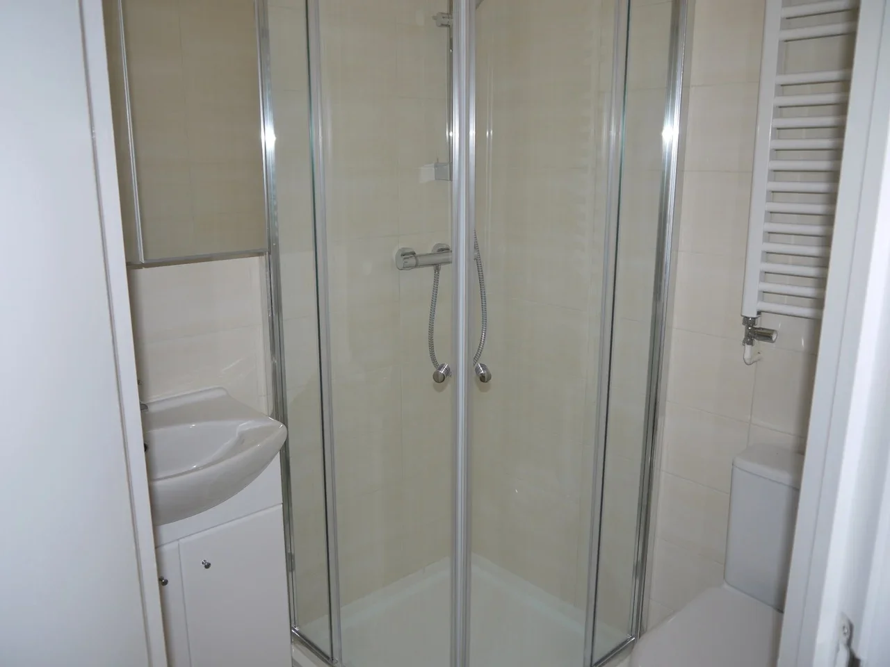 Flat Golders Green Road in Greater London